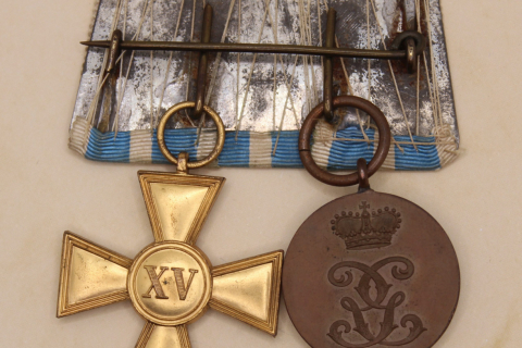 Ordensschnalle mit bronzener Anerkennungsmedaille und Dienstauszeichnung für Unteroffiziere und Soldaten 1. Klasse, Modell 1914-1918