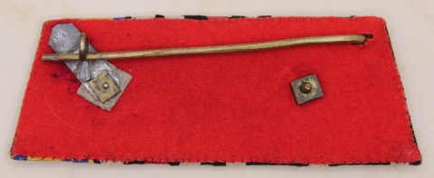 kleine Ordensschnalle mit Band des Ehrenkreuzes/ Ehrenmedaille mit Schwertern