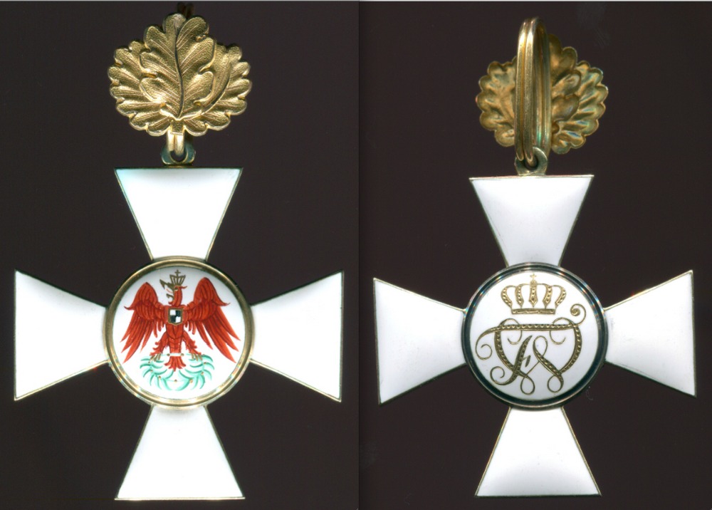 Abb. 7: Roter Adlerorden 2. Klasse, Herstellermarkierung W für Wagner & Sohn, Berlin, 4. Modell mit doppelt gewundenem Ring hinter dem Eichenlaub